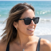 Mujer usando lentes de sol Milan Negro con protección UV400 - Buhu Eyewear