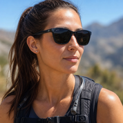 Mujer usando lentes de sol Milan Negro con protección UV400 - Buhu Eyewear
