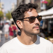 Hombre usando lentes de sol Milan Carey con protección UV400 - Buhu Eyewear