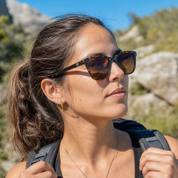 Mujer usando lentes de sol Milan Carey con protección UV400 - Buhu Eyewear
