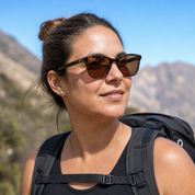Mujer usando lentes de sol Milan Carey con protección UV400 - Buhu Eyewear