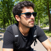 Hombre usando lentes de sol Milan Verde con protección UV400 - Buhu Eyewear
