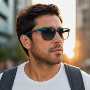 Hombre usando lentes de sol Milan Verde con protección UV400 - Buhu Eyewear
