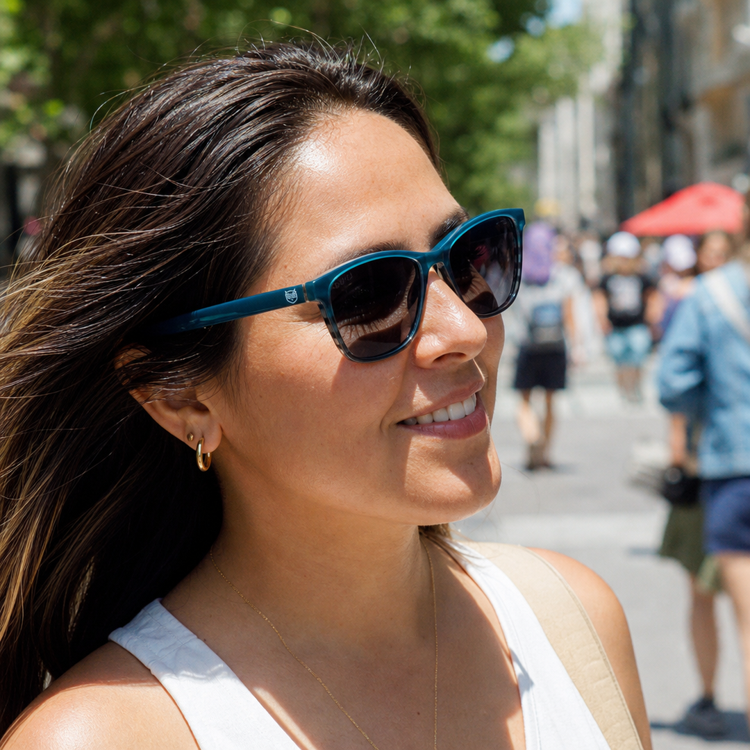 Mujer usando lentes de sol Milan Verde con protección UV400 - Buhu Eyewear