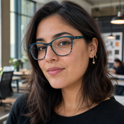 Mujer usando marco óptico Papudo Azul con filtro azul - Buhu Eyewear