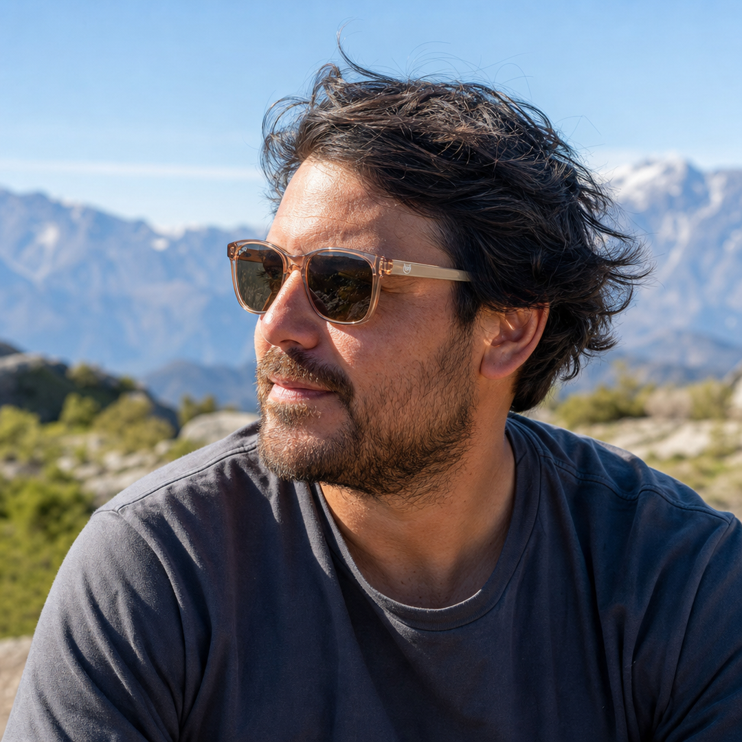 Hombre usando lentes de sol Tokyo Marrón con protección UV400 - Buhu Eyewear