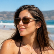 Mujer usando lentes de sol Tokyo Marrón con protección UV400 - Buhu Eyewear