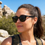 Mujer usando lentes de sol Barcelona Negro con protección UV400 - Buhu Eyewear