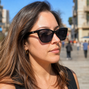 Mujer usando lentes de sol Barcelona Negro con protección UV400 - Buhu Eyewear