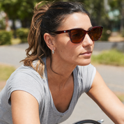 Mujer usando lentes de sol Barcelona Marrón con protección UV400 - Buhu Eyewear