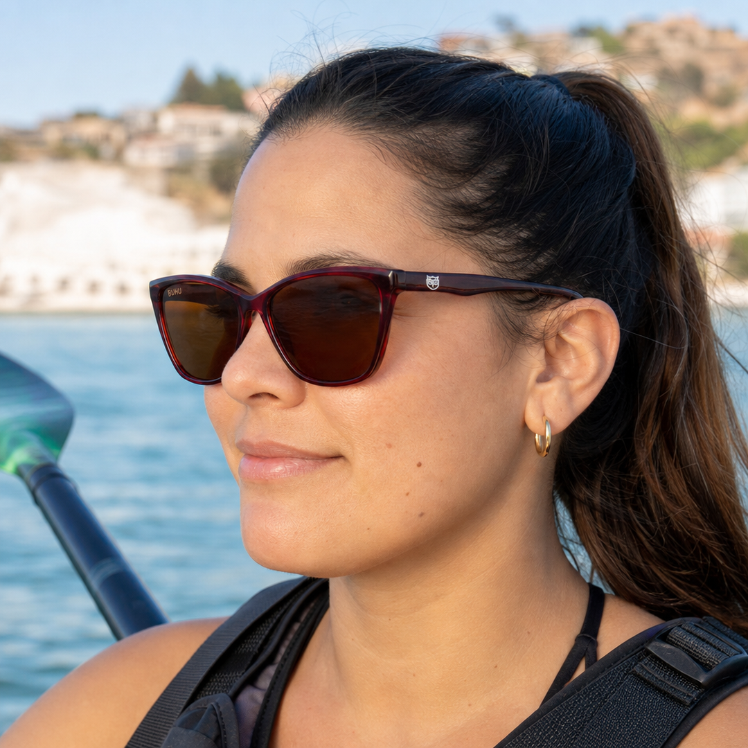 Mujer usando lentes de sol Barcelona Marrón con protección UV400 - Buhu Eyewear