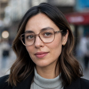 Mujer usando marco óptico Patagonia Marrón con filtro azul - Buhu Eyewear
