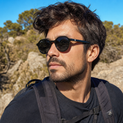 Hombre usando lentes de sol Paris Negro con protección UV400 - Buhu Eyewear