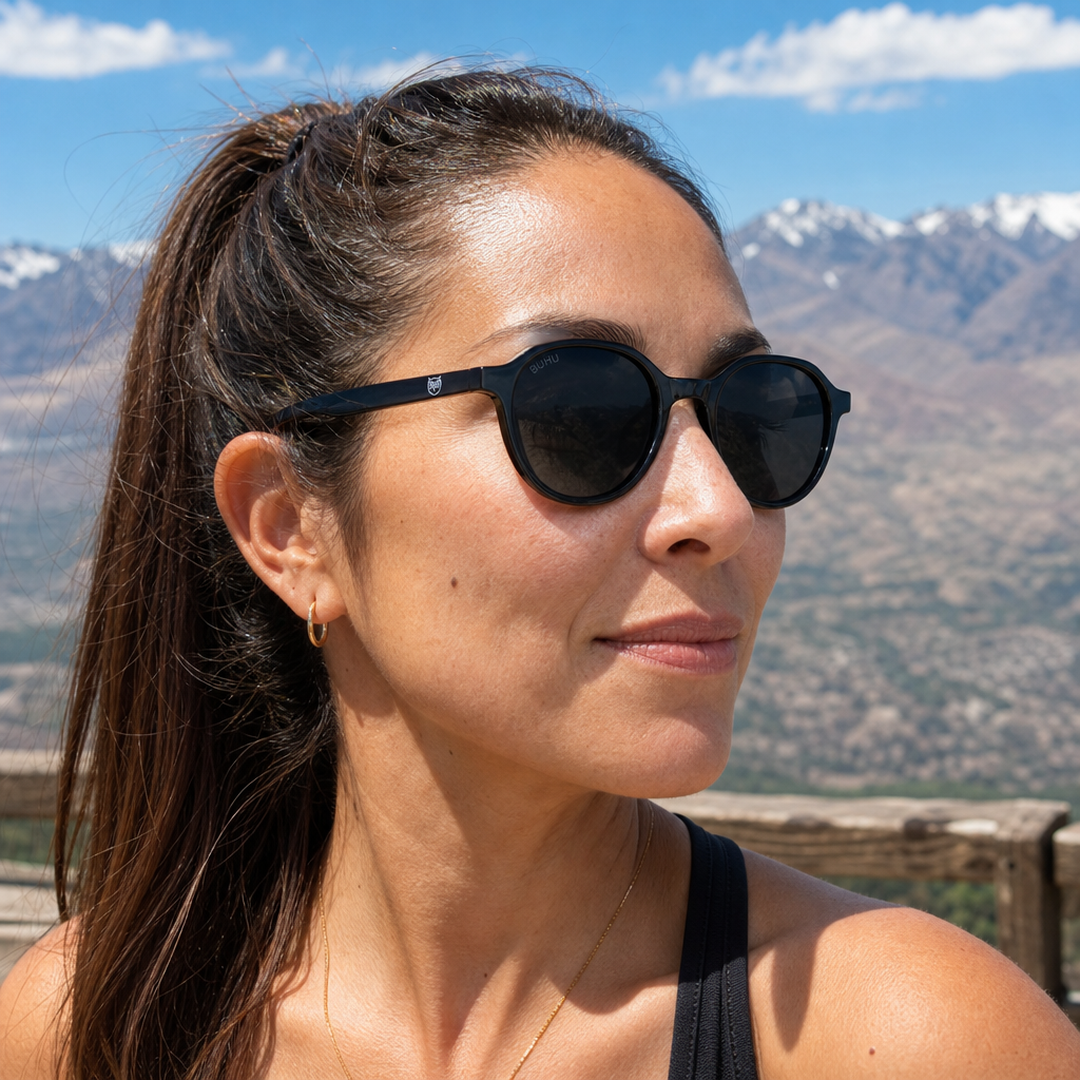 Mujer usando lentes de sol Paris Negro con protección UV400 - Buhu Eyewear