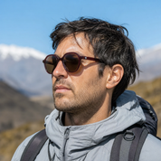 Hombre usando lentes de sol Paris Marrón con protección UV400 - Buhu Eyewear