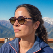Mujer usando lentes de sol Paris Marrón con protección UV400 - Buhu Eyewear