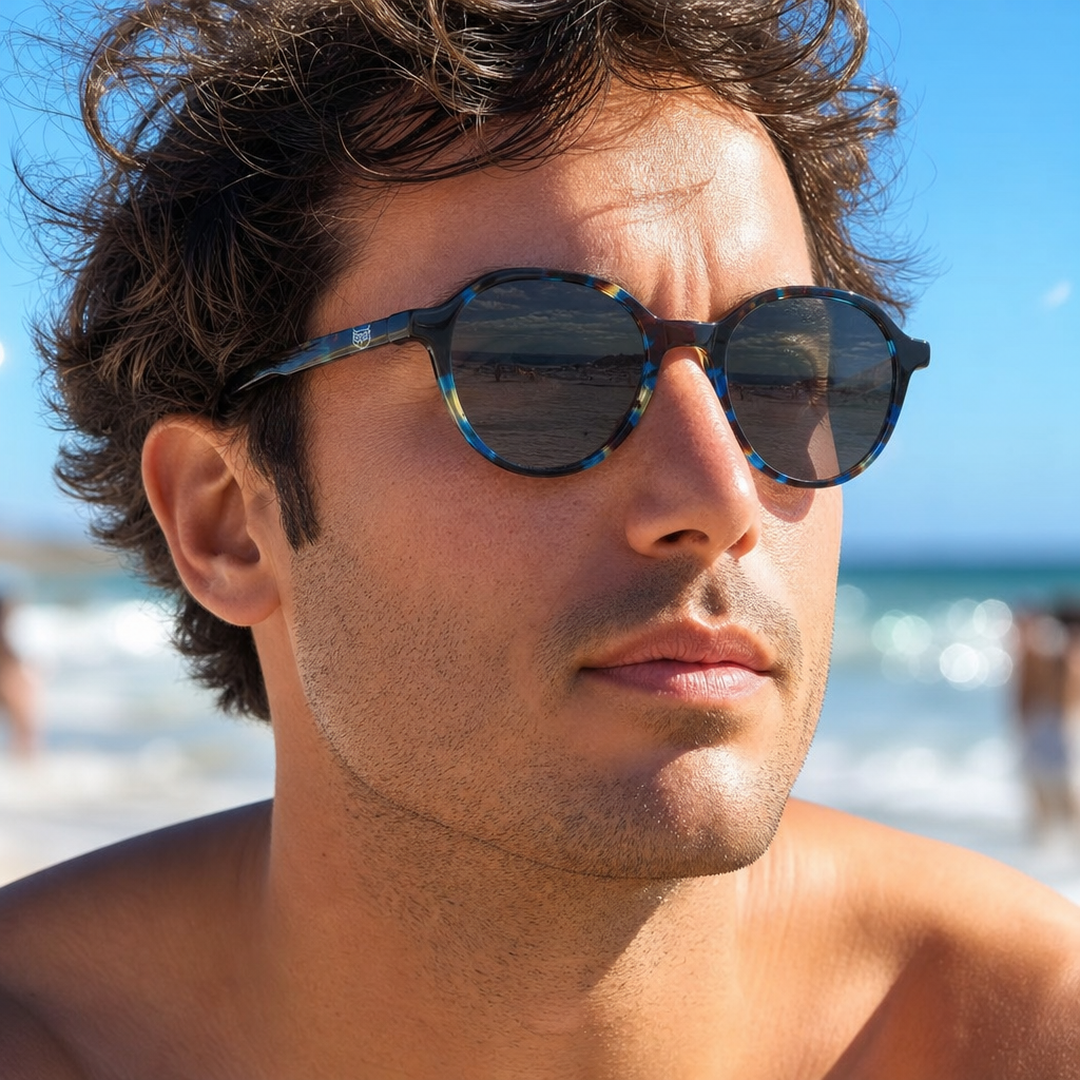 Hombre usando lentes de sol Paris Carey Azul con protección UV400 - Buhu Eyewear