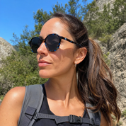 Mujer usando lentes de sol Paris Carey Azul con protección UV400 - Buhu Eyewear