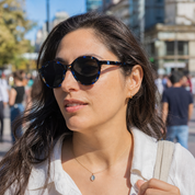 Mujer usando lentes de sol Paris Carey Azul con protección UV400 - Buhu Eyewear
