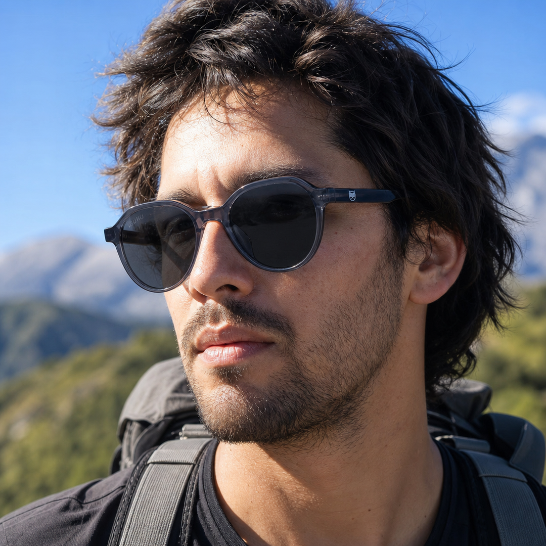 Hombre usando lentes de sol Paris Gris con protección UV400 - Buhu Eyewear