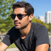Hombre usando lentes de sol Paris Gris con protección UV400 - Buhu Eyewear