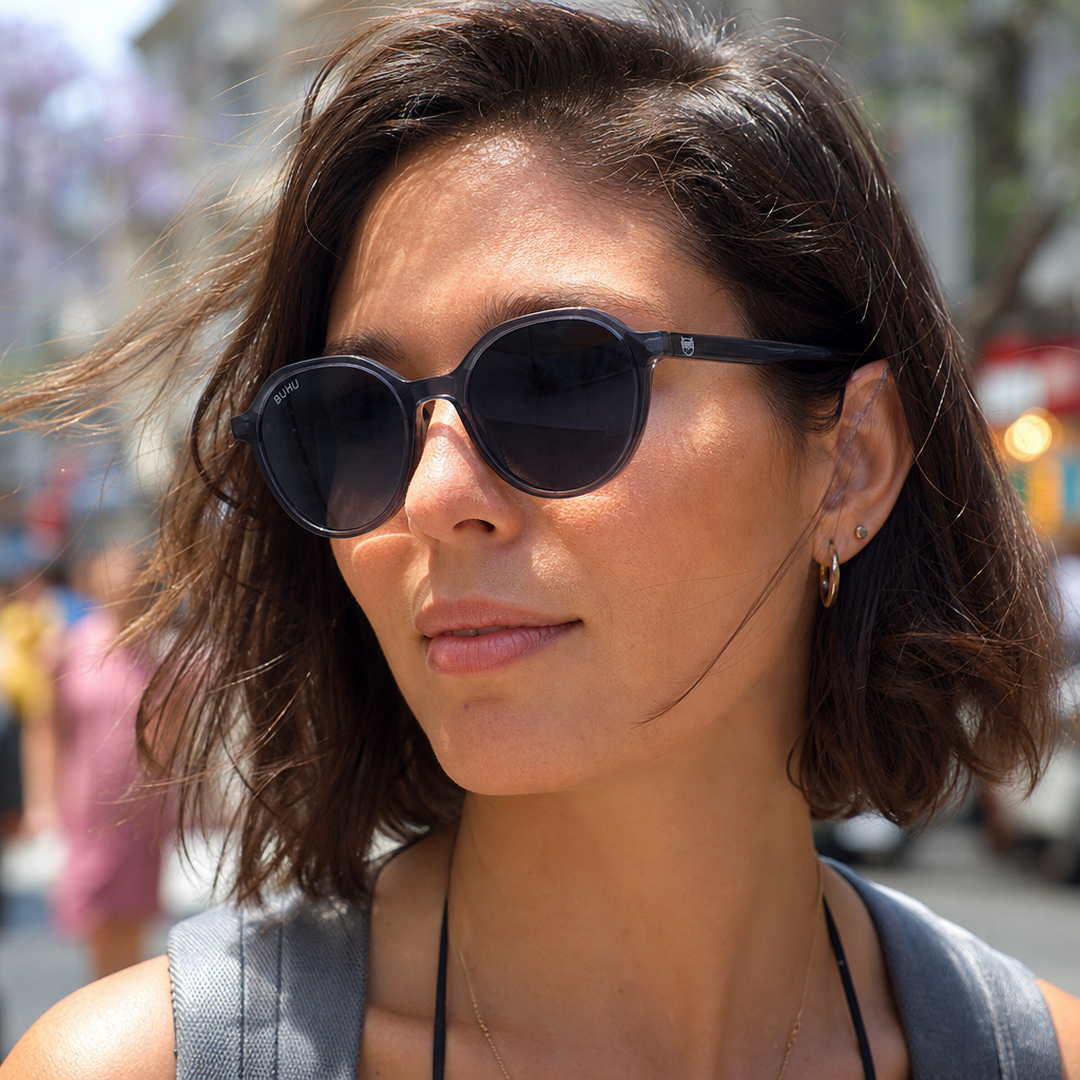 Mujer usando lentes de sol Paris Gris con protección UV400 - Buhu Eyewear