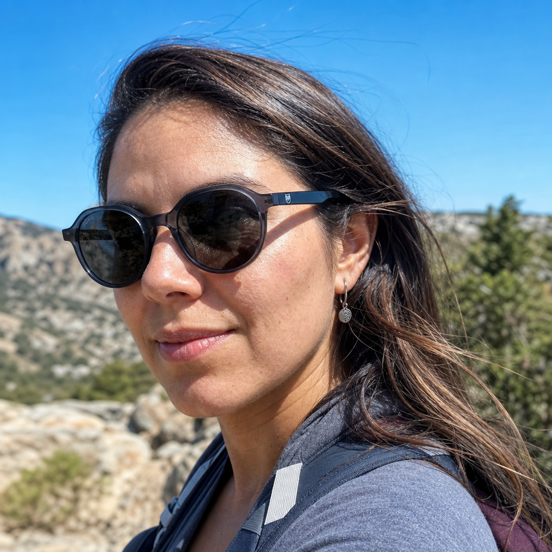 Mujer usando lentes de sol Paris Gris con protección UV400 - Buhu Eyewear