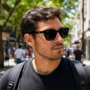Hombre usando lentes de sol Miami Negro con protección UV400 - Buhu Eyewear