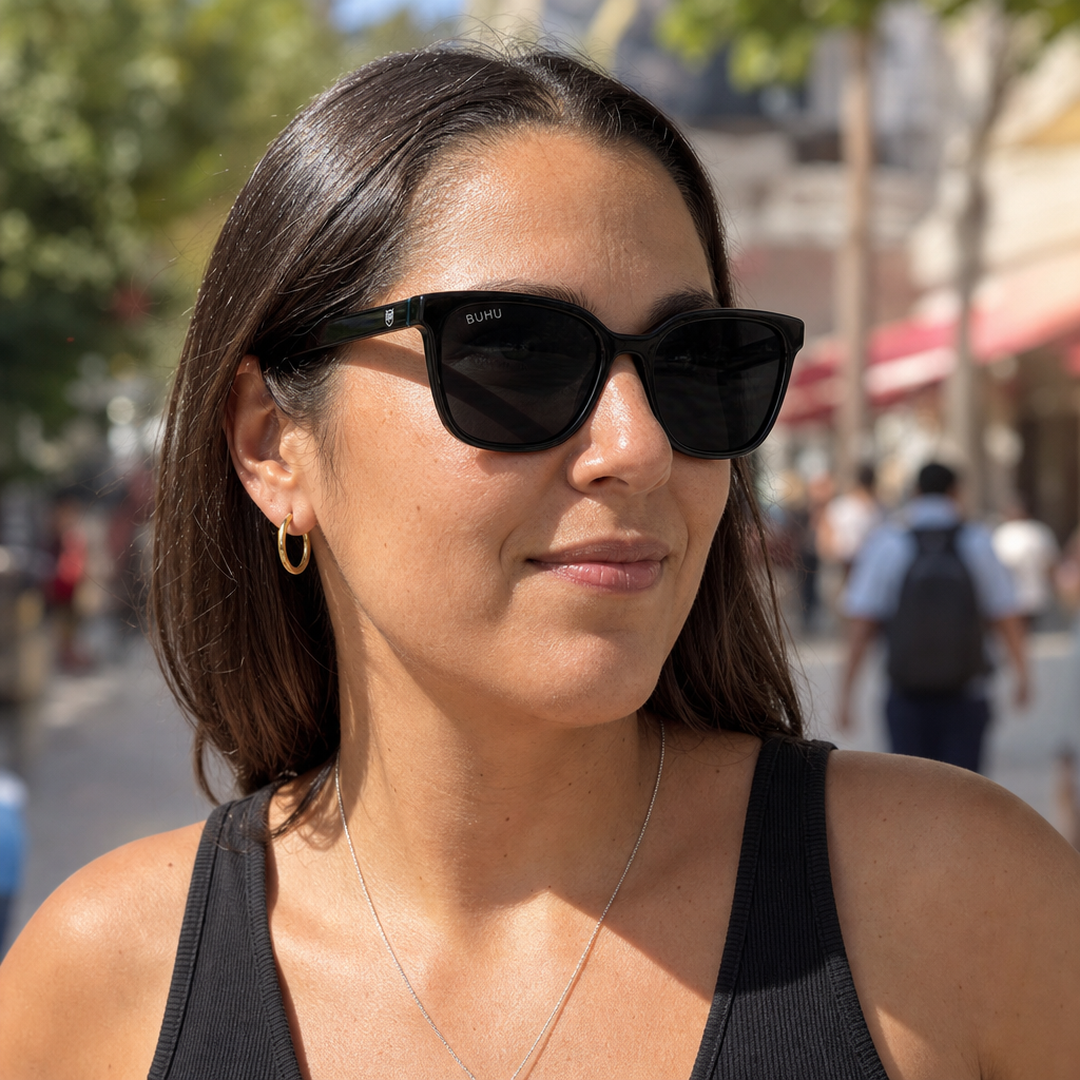 Mujer usando lentes de sol Miami Negro con protección UV400 - Buhu Eyewear