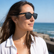 Mujer usando lentes de sol Miami Negro con protección UV400 - Buhu Eyewear