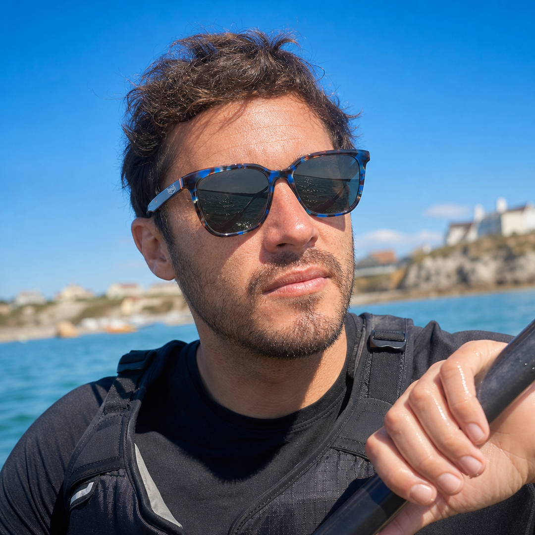 Hombre usando lentes de sol Miami Carey Azul con protección UV400 - Buhu Eyewear