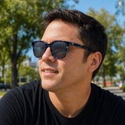 Hombre usando lentes de sol Miami Carey Azul con protección UV400 - Buhu Eyewear