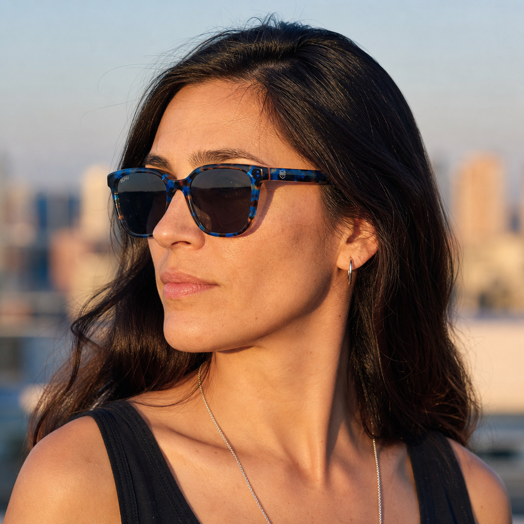 Mujer usando lentes de sol Miami Carey Azul con protección UV400 - Buhu Eyewear