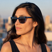 Mujer usando lentes de sol Miami Carey Azul con protección UV400 - Buhu Eyewear