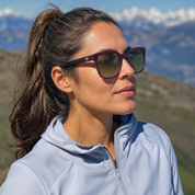 Mujer usando lentes de sol Miami Marrón con protección UV400 - Buhu Eyewear