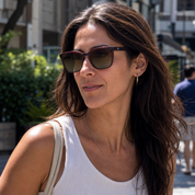 Mujer usando lentes de sol Miami Marrón con protección UV400 - Buhu Eyewear