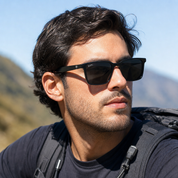 Hombre usando lentes de sol Seul Negro con protección UV400 - Buhu Eyewear