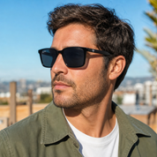 Hombre usando lentes de sol Seul Negro con protección UV400 - Buhu Eyewear