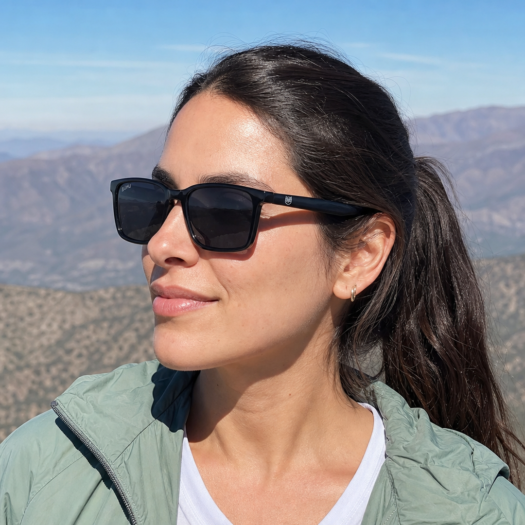 Mujer usando lentes de sol Seul Negro con protección UV400 - Buhu Eyewear