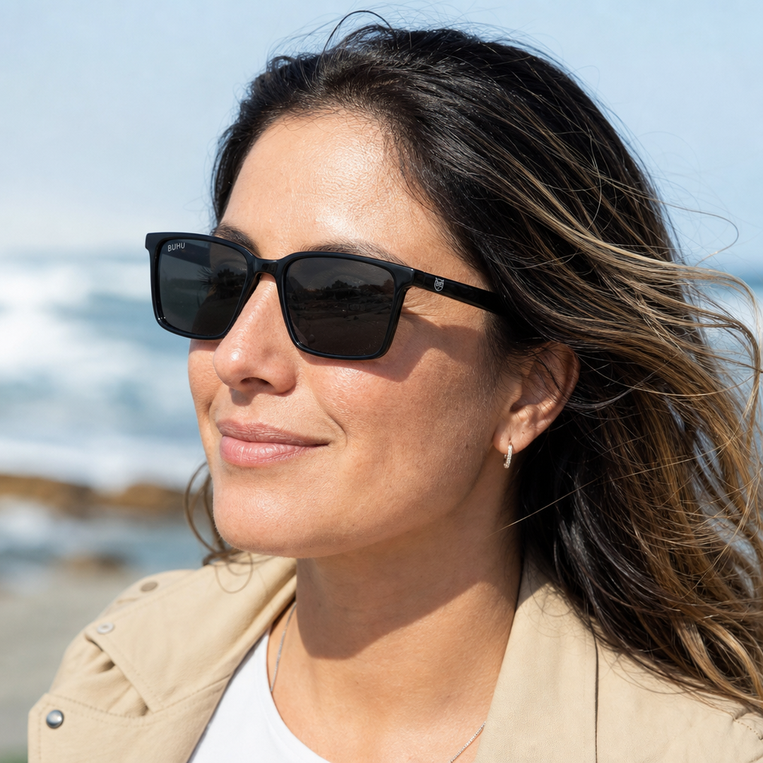 Mujer usando lentes de sol Seul Negro con protección UV400 - Buhu Eyewear