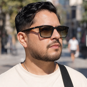 Hombre usando lentes de sol Seul Carey con protección UV400 - Buhu Eyewear