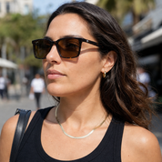 Mujer usando lentes de sol Seul Carey con protección UV400 - Buhu Eyewear