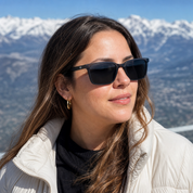 Mujer usando lentes de sol Seul Gris con protección UV400 - Buhu Eyewear