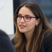 Mujer usando marco óptico Cochamo Rojo con filtro azul - Buhu Eyewear