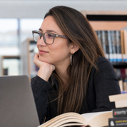 Mujer usando marco óptico Kern Transparente con filtro azul - Buhu Eyewear