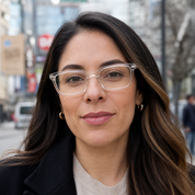 Mujer usando marco óptico Script Transparente con filtro azul - Buhu Eyewear