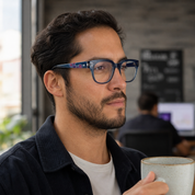 Hombre usando marco óptico Oko Gris con filtro azul - Buhu Eyewear