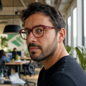Hombre usando marco óptico Oko Rojo con filtro azul - Buhu Eyewear