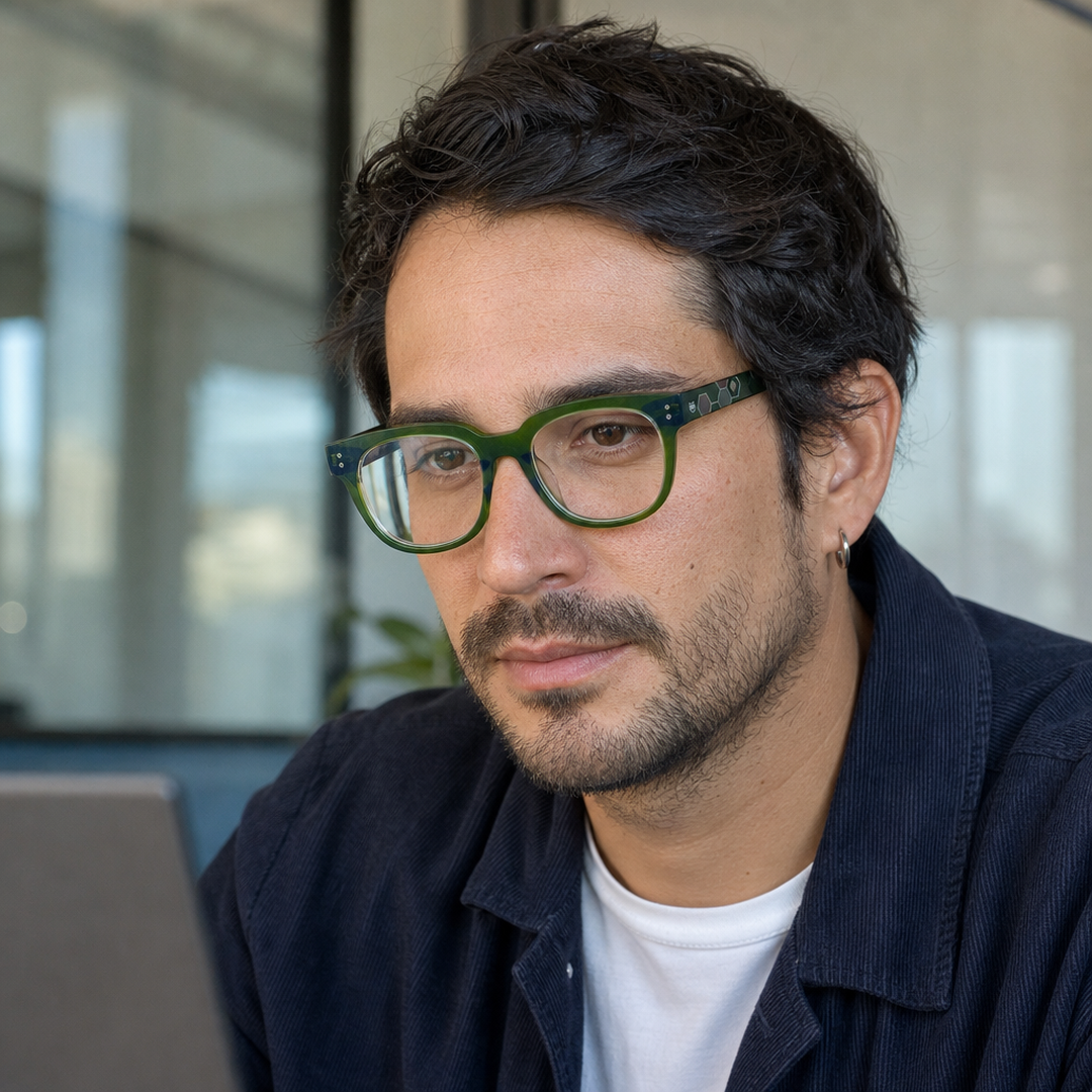 Hombre usando marco óptico Oko Verde con filtro azul - Buhu Eyewear