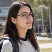 Mujer usando marco óptico Eon Rojo con filtro azul - Buhu Eyewear